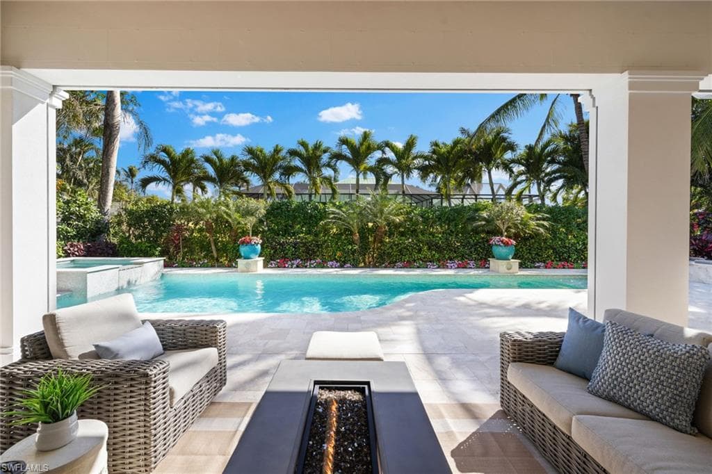 532 Pine Grove Ln, Naples, FL 34103-6