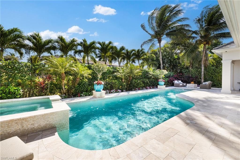 532 Pine Grove Ln, Naples, FL 34103-7