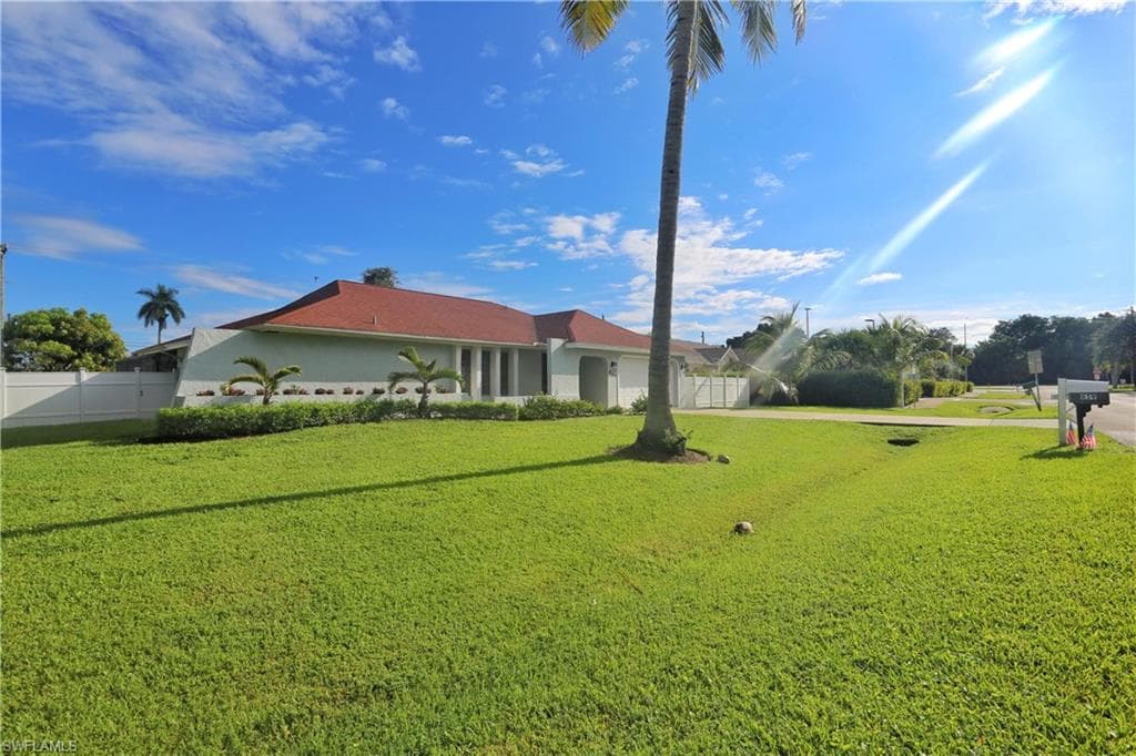 859 94th Ave N, Naples, FL 34108-3