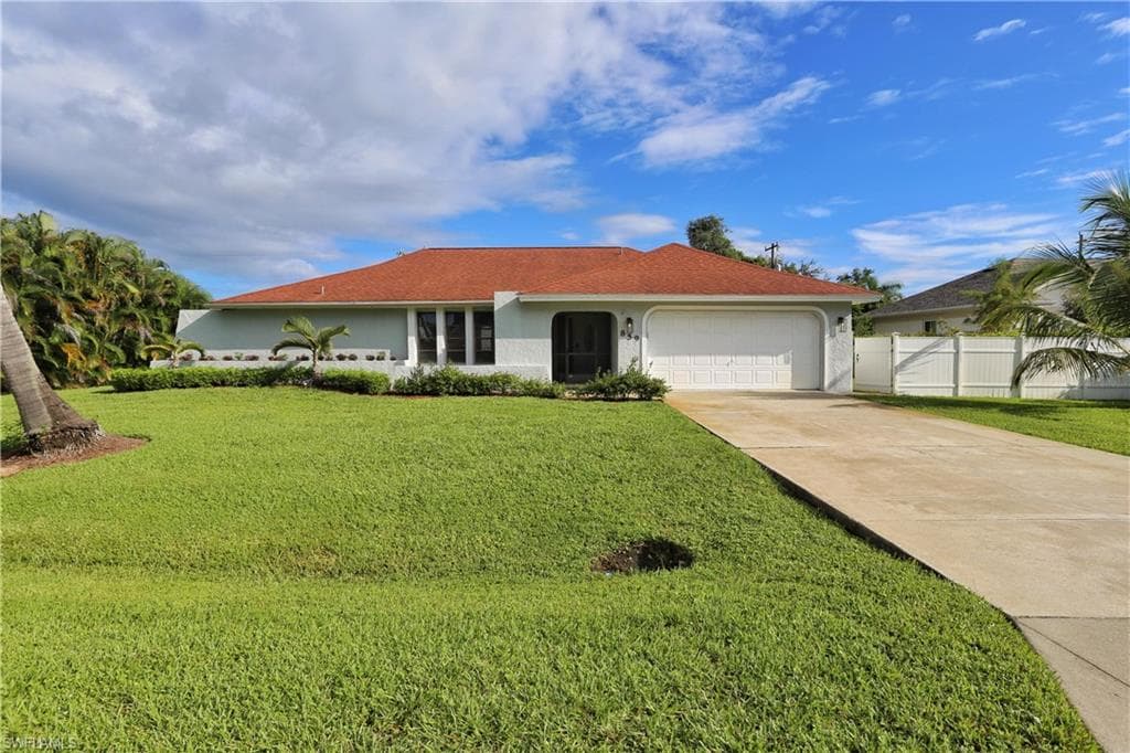 859 94th Ave N, Naples, FL 34108-4