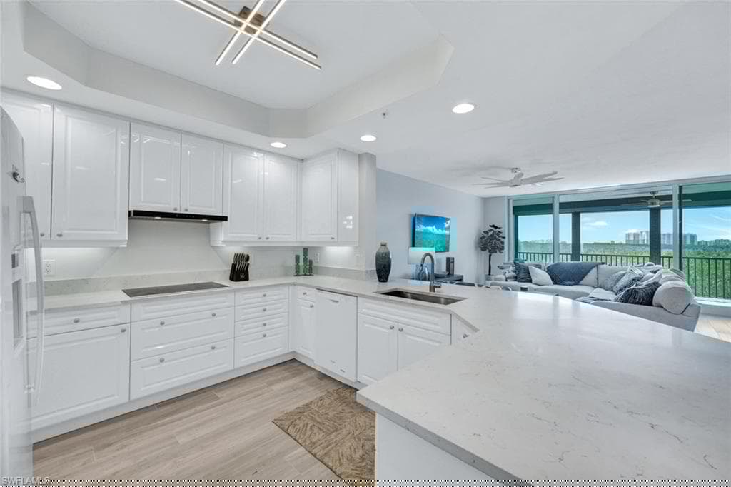 425 Cove Tower Dr 403, Naples, FL 34110-10