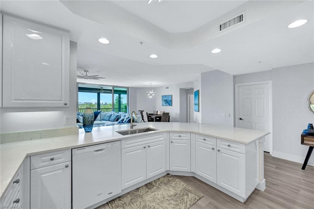 425 Cove Tower Dr 403, Naples, FL 34110-11