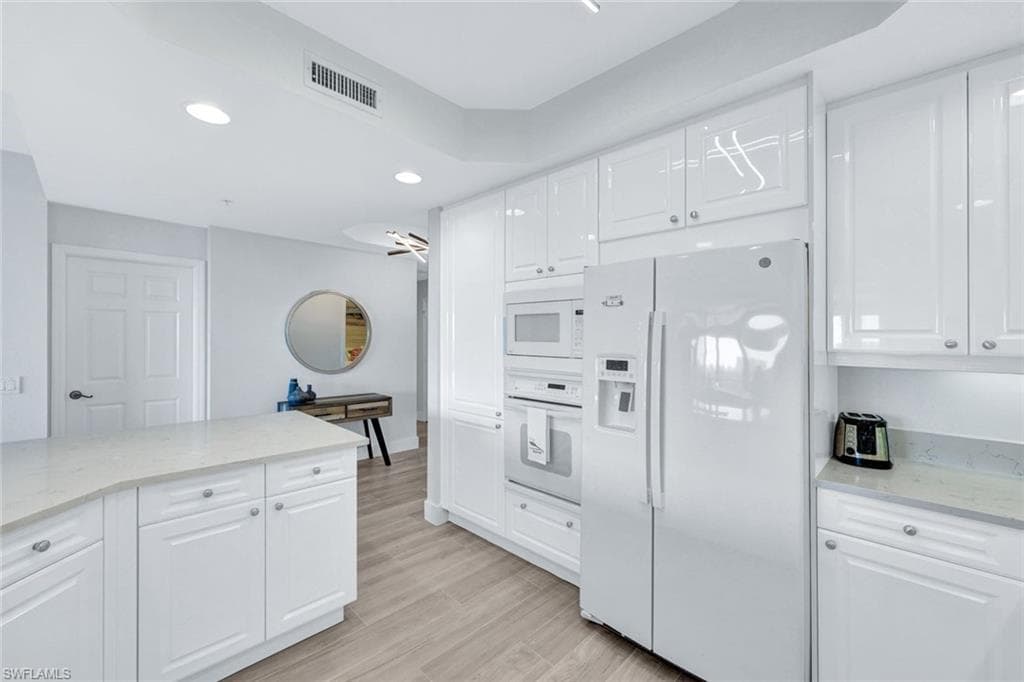 425 Cove Tower Dr 403, Naples, FL 34110-12