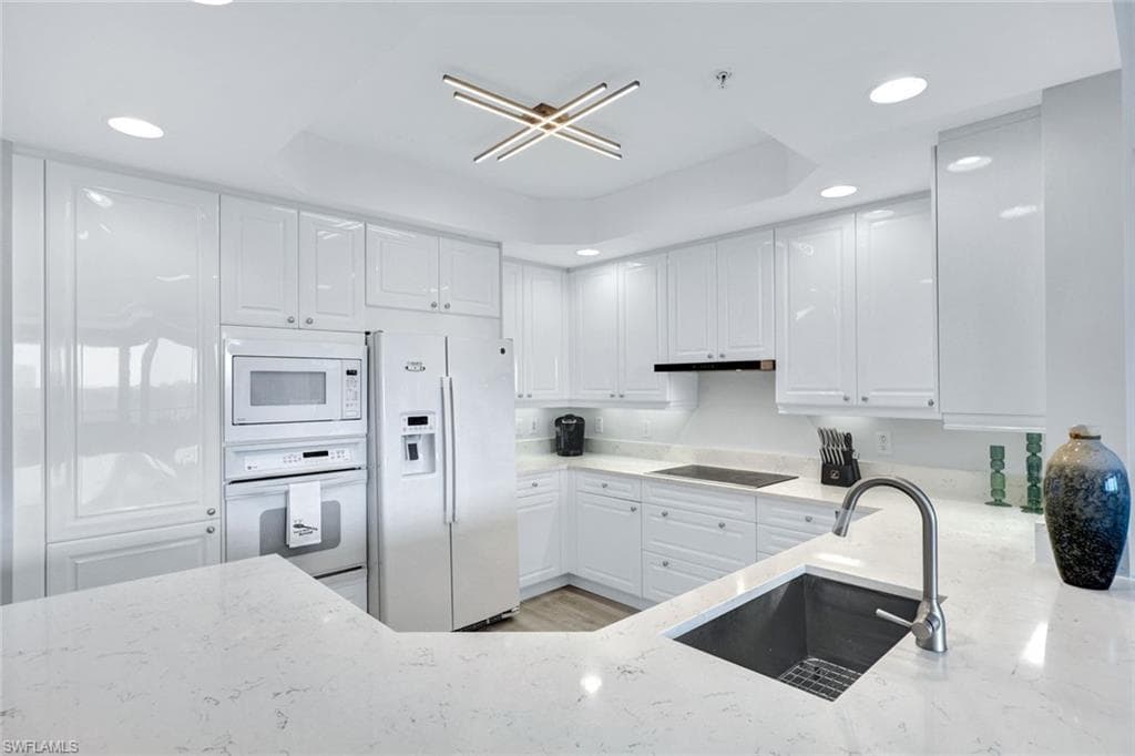425 Cove Tower Dr 403, Naples, FL 34110-13
