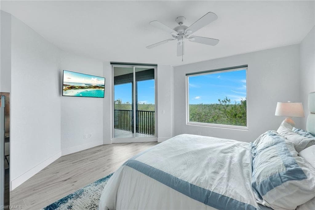 425 Cove Tower Dr 403, Naples, FL 34110-17