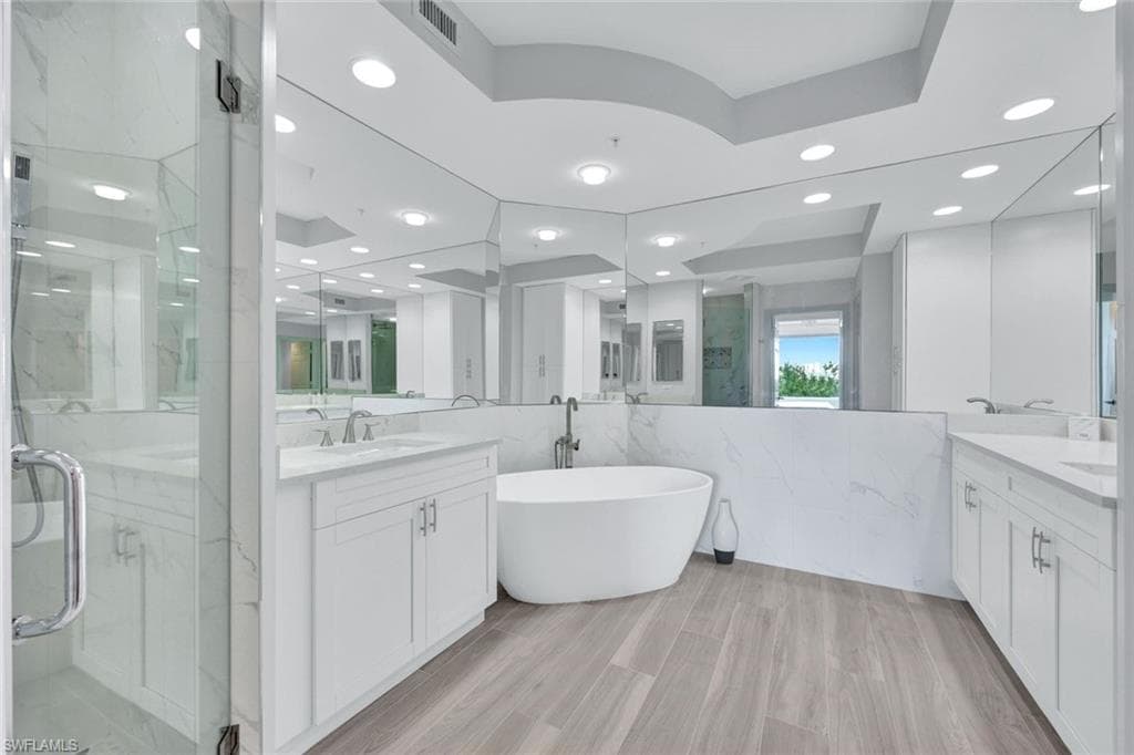425 Cove Tower Dr 403, Naples, FL 34110-19