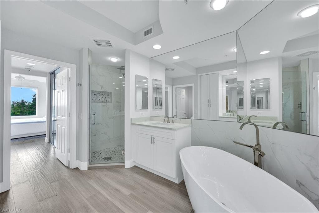 425 Cove Tower Dr 403, Naples, FL 34110-20