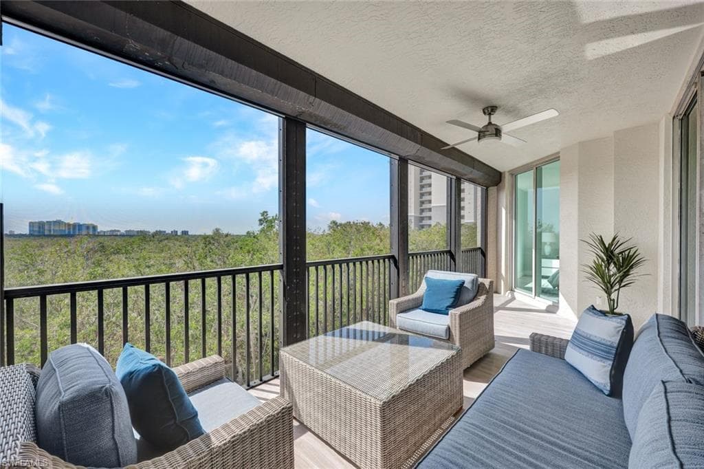 425 Cove Tower Dr 403, Naples, FL 34110-25