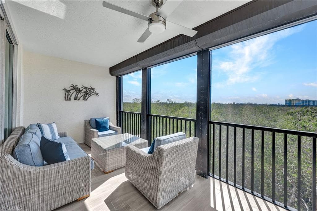 425 Cove Tower Dr 403, Naples, FL 34110-26