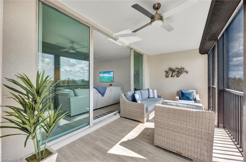 425 Cove Tower Dr 403, Naples, FL 34110-27