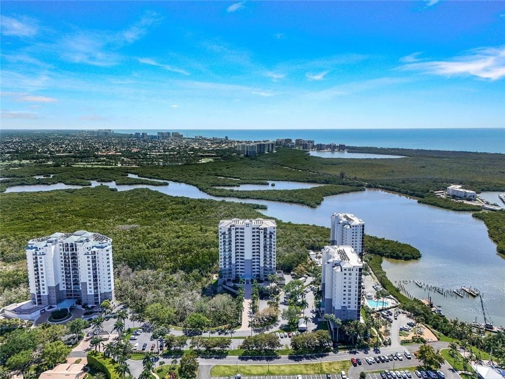 425 Cove Tower Dr 403, Naples, FL 34110-2
