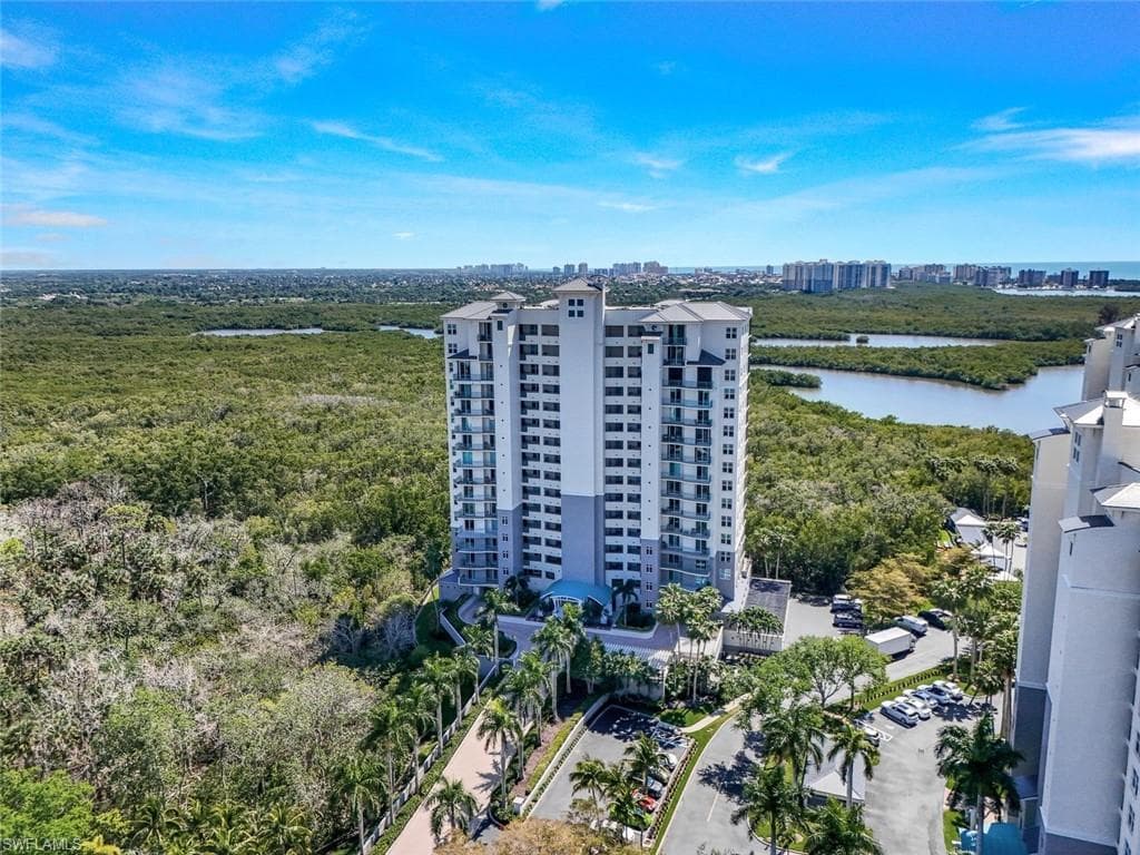 425 Cove Tower Dr 403, Naples, FL 34110-3
