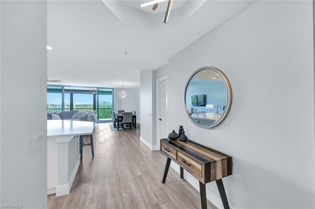 425 Cove Tower Dr 403, Naples, FL 34110-4