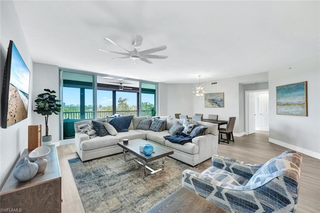 425 Cove Tower Dr 403, Naples, FL 34110-4