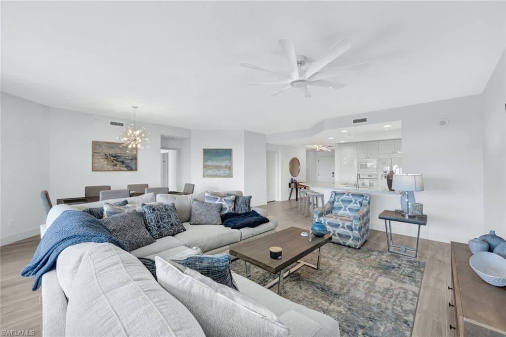 425 Cove Tower Dr 403, Naples, FL 34110-6