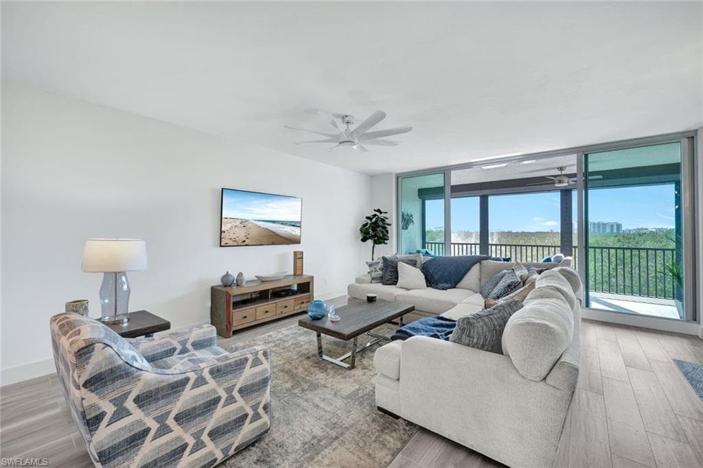 425 Cove Tower Dr 403, Naples, FL 34110-7