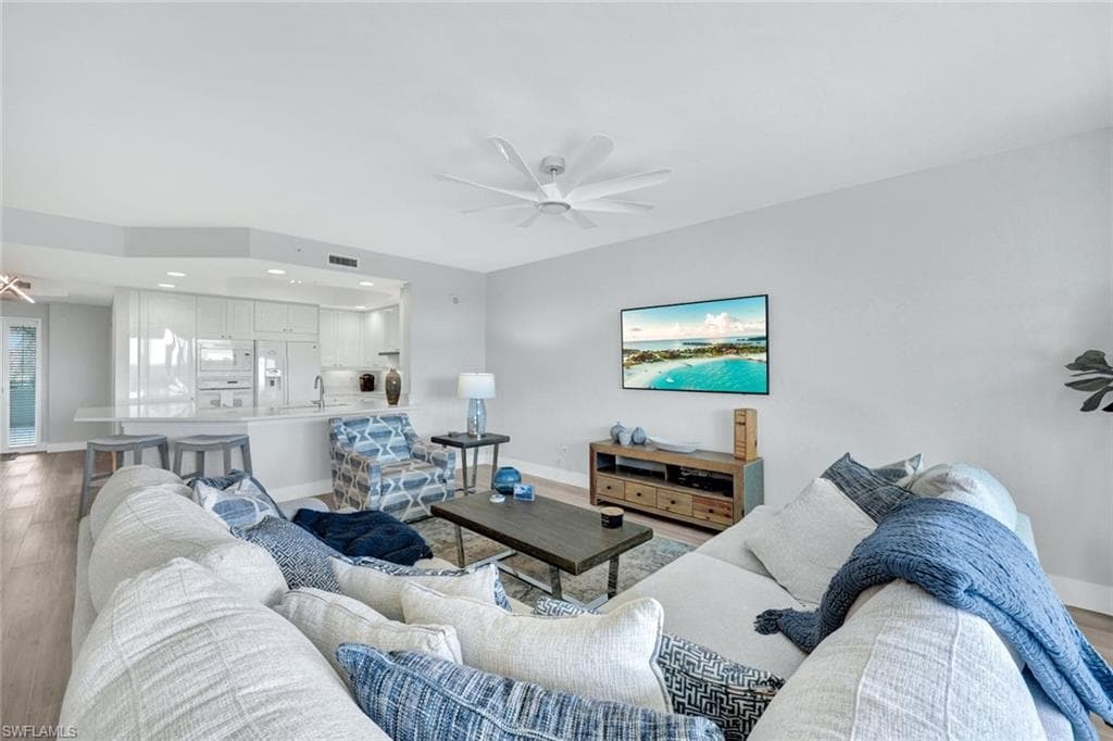425 Cove Tower Dr 403, Naples, FL 34110-8