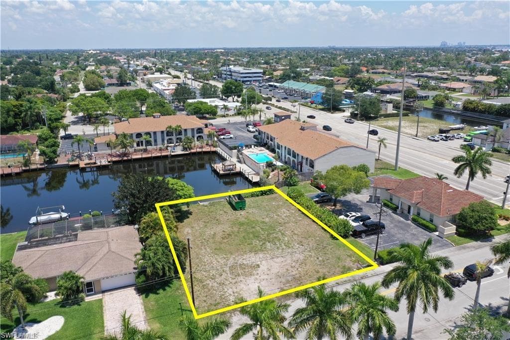1523 36th Ter, Cape Coral, FL 33904-3