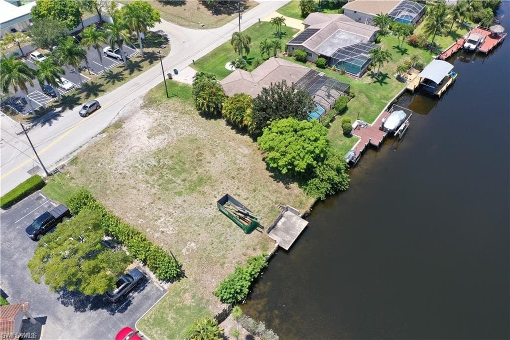 1523 36th Ter, Cape Coral, FL 33904-8