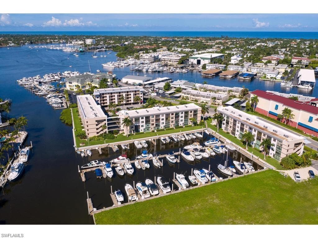 807 River Point Dr 204d, Naples, FL 34102-1