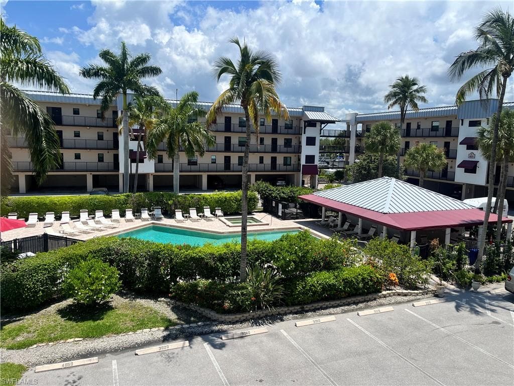 807 River Point Dr 204d, Naples, FL 34102-25