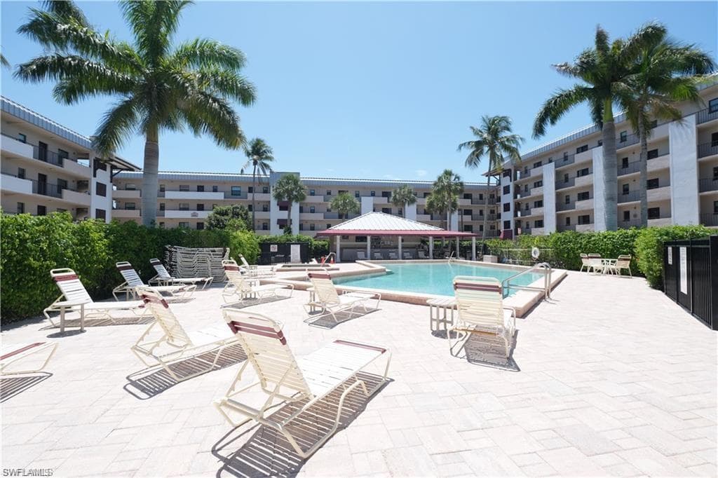 807 River Point Dr 204d, Naples, FL 34102-26