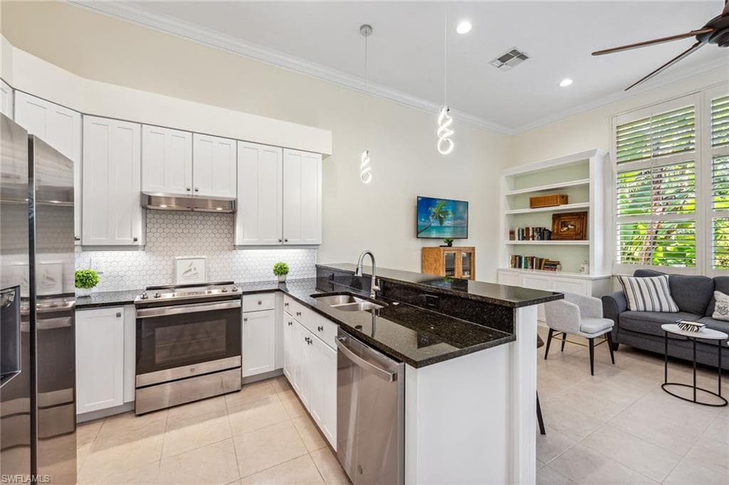 8599 Pepper Tree Way, Naples, FL 34114-3