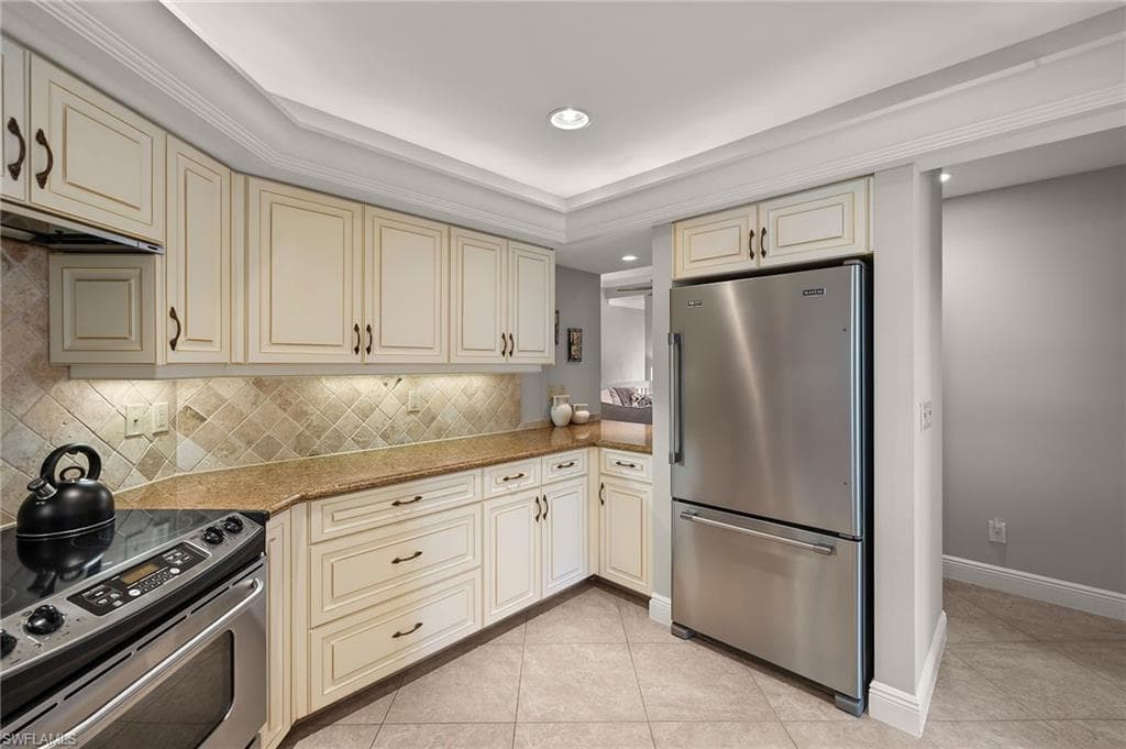 8453 Abbington Cir 821, Naples, FL 34108-11