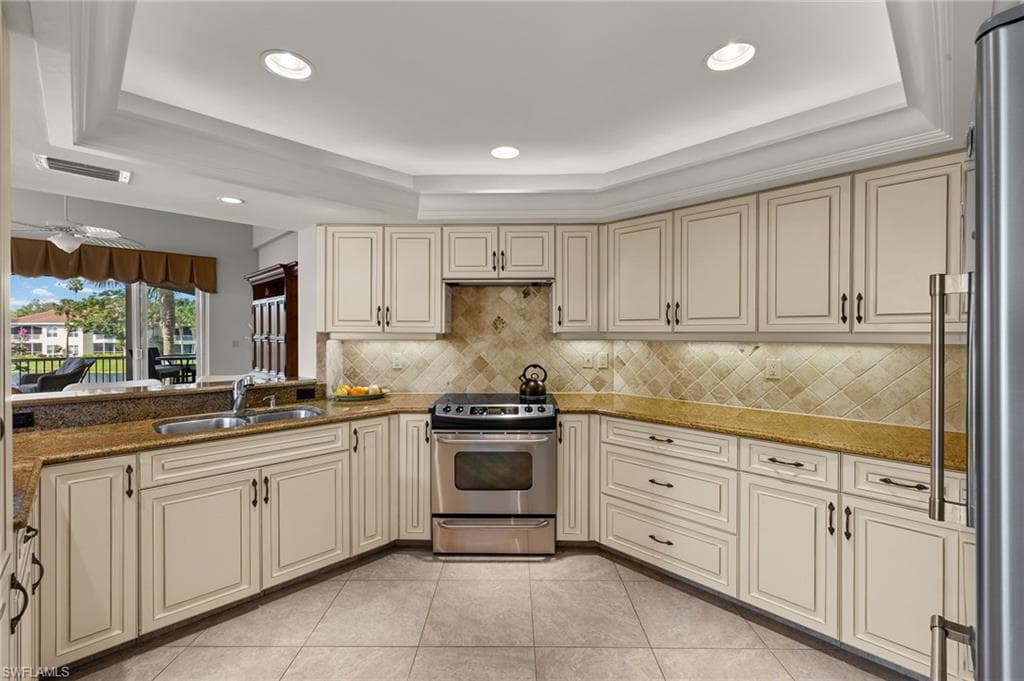 8453 Abbington Cir 821, Naples, FL 34108-12