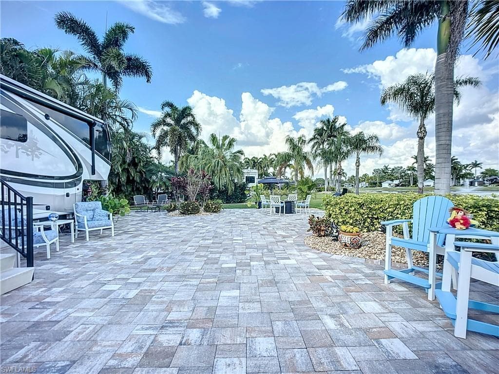 10161 Shadowood Ct., Fort Myers, FL 33905-10