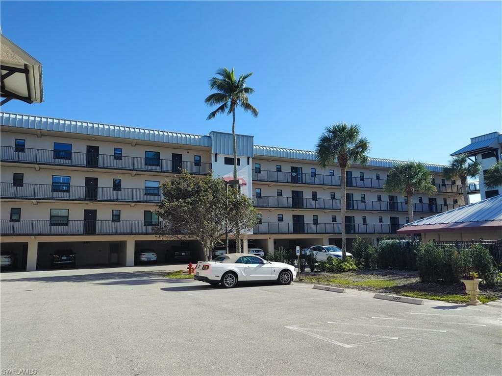 805 River Point Dr 304c, Naples, FL 34102-3