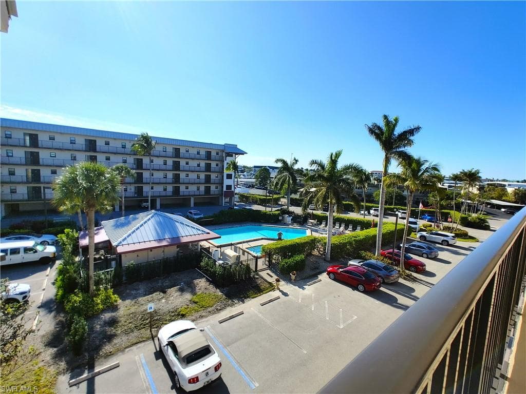 805 River Point Dr 304c, Naples, FL 34102-4