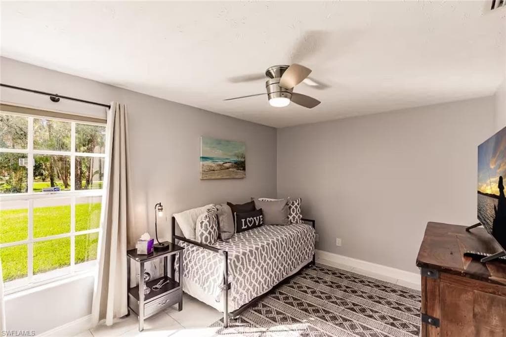230 1st St NW, Naples, FL 34120-21