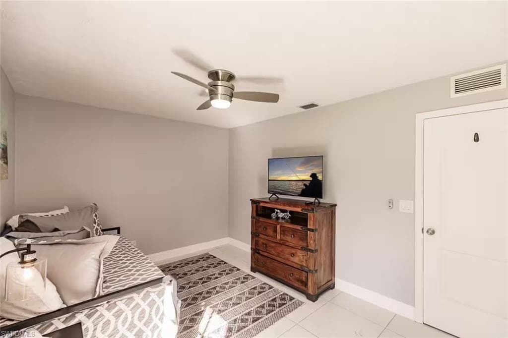 230 1st St NW, Naples, FL 34120-22