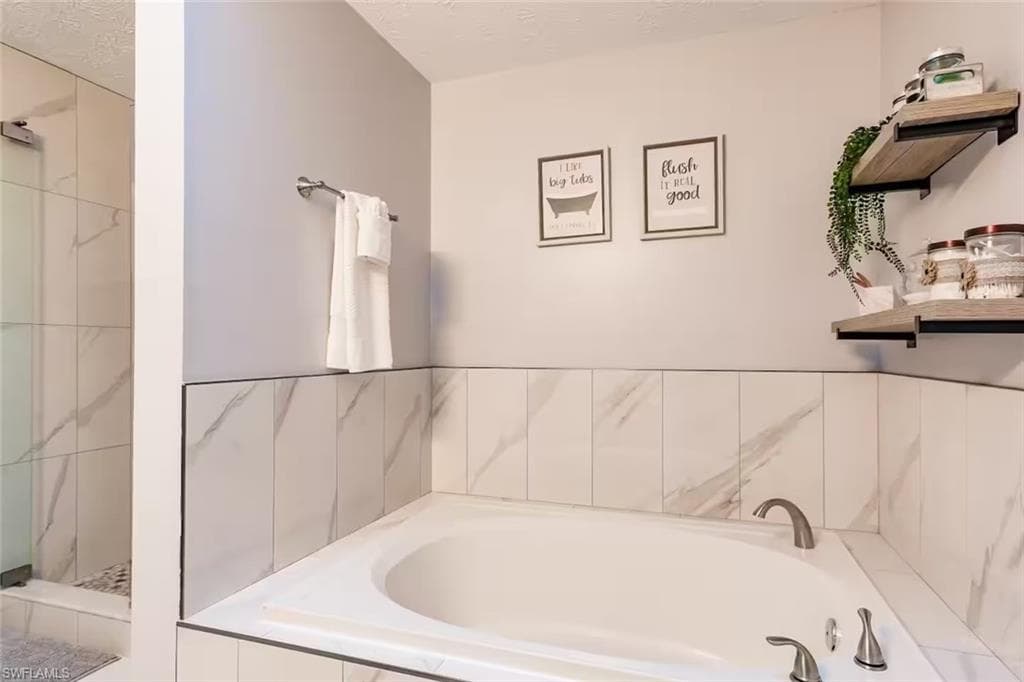 230 1st St NW, Naples, FL 34120-28