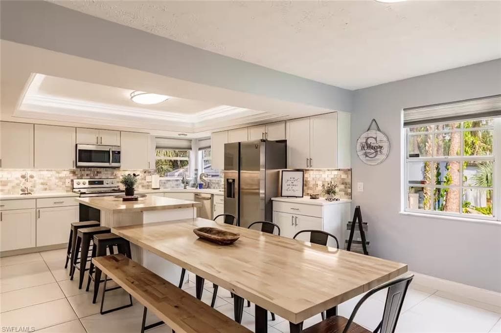 230 1st St NW, Naples, FL 34120-40