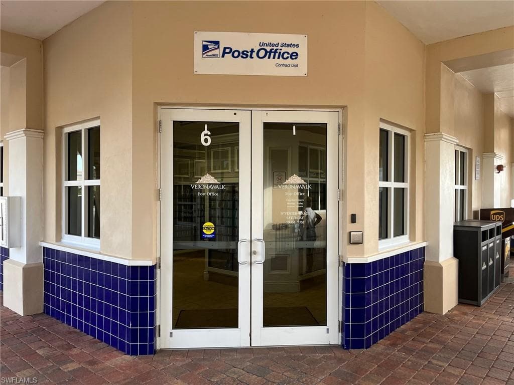 8494 Karina Ct, Naples, FL 34114-35