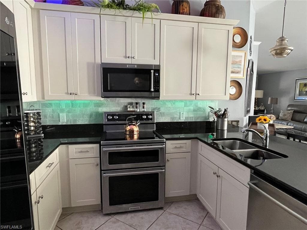 8494 Karina Ct, Naples, FL 34114-5