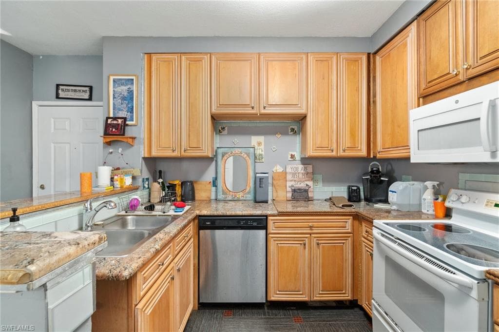 1220 Reserve Way 107, Naples, FL 34105-4