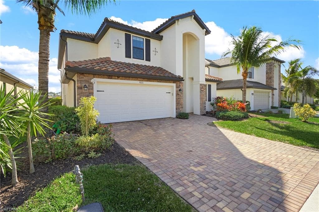9221 Woodhurst Dr, Naples, FL 34120-3