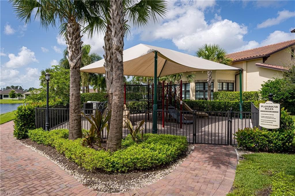 9221 Woodhurst Dr, Naples, FL 34120-47