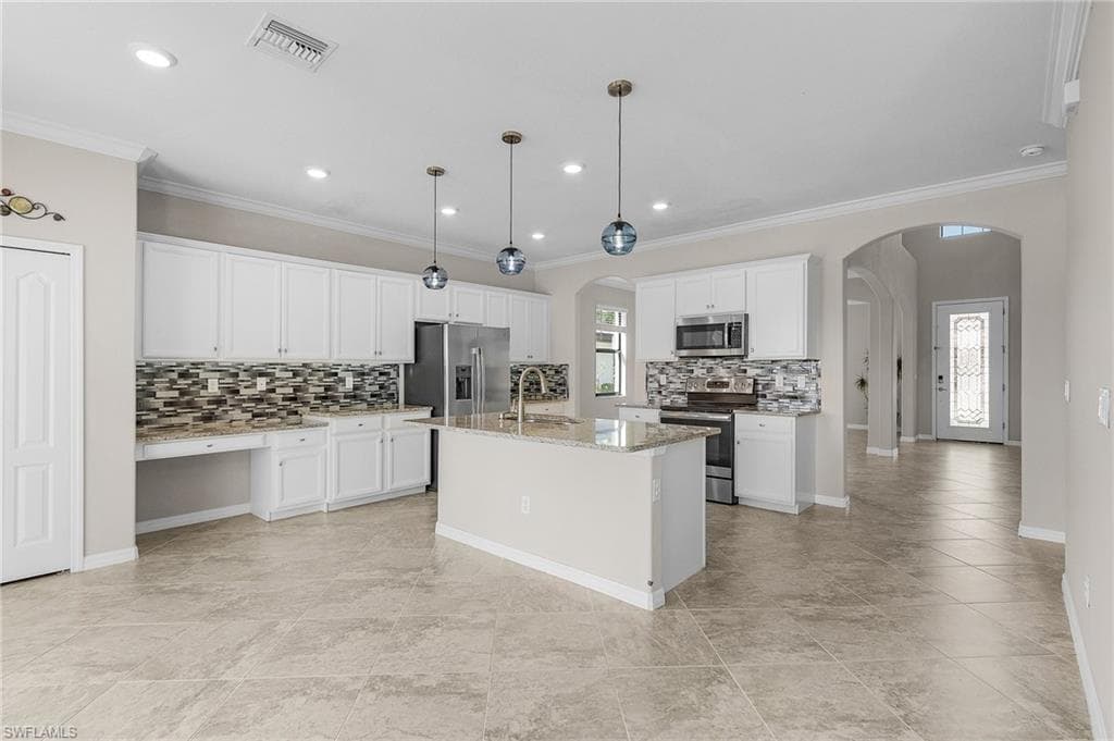 9221 Woodhurst Dr, Naples, FL 34120-8