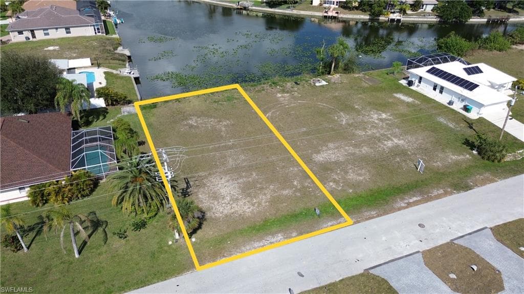 427 7th St, Cape Coral, FL 33990-3