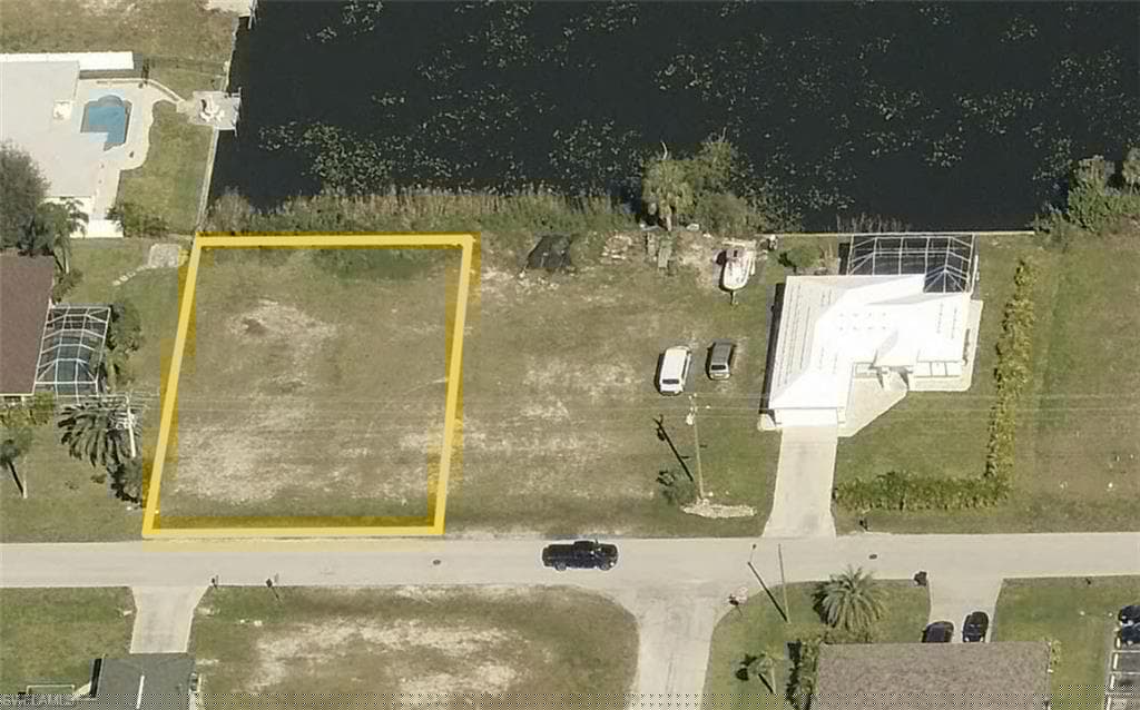 427 7th St, Cape Coral, FL 33990-5