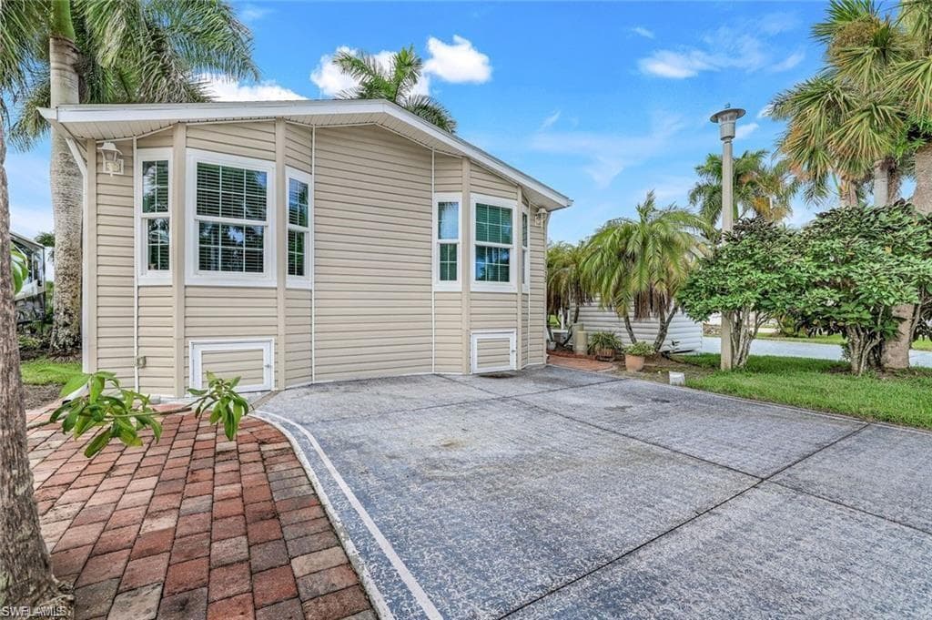 1015 Diamond Lake Cir, Naples, FL 34114-1