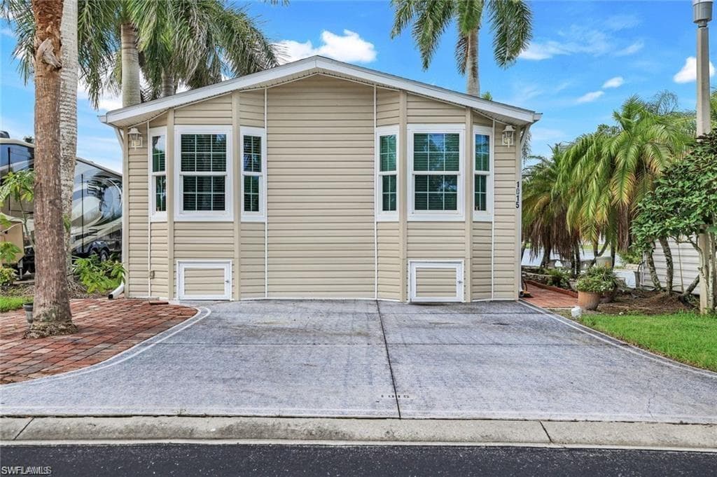 1015 Diamond Lake Cir, Naples, FL 34114-4