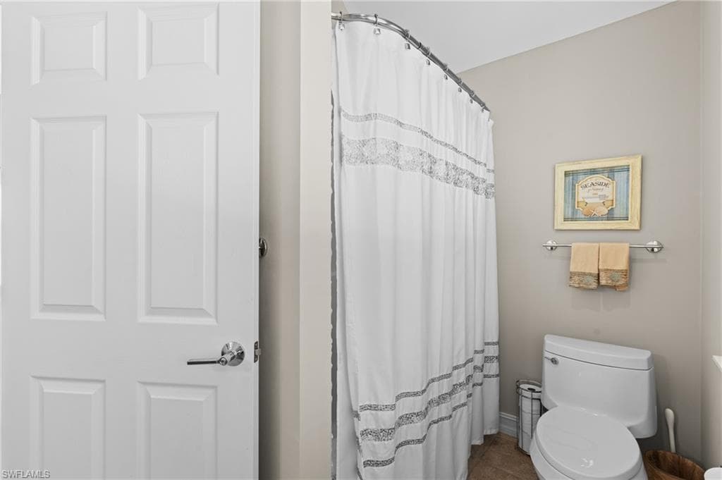 1495 Gordon River Ln, Naples, FL 34104-29