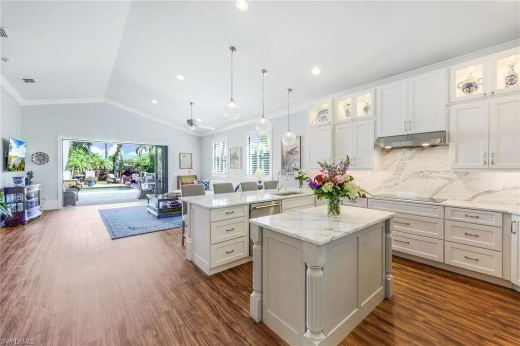 10340 Vanderbilt Dr, Naples, FL 34108-15