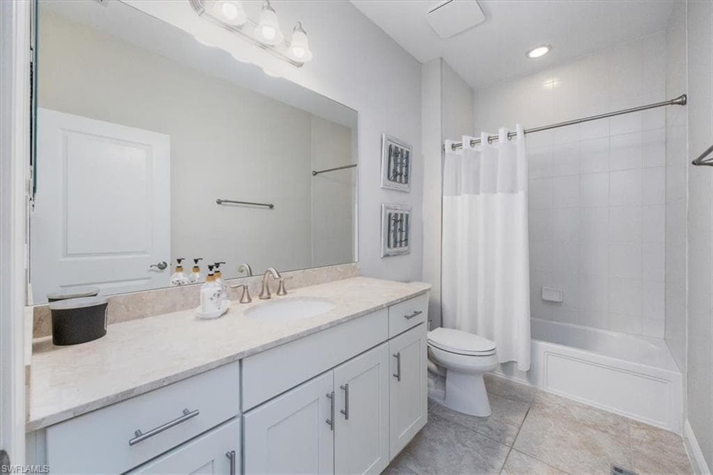 15201 Butler Lake Dr 202, Naples, FL 34109-21