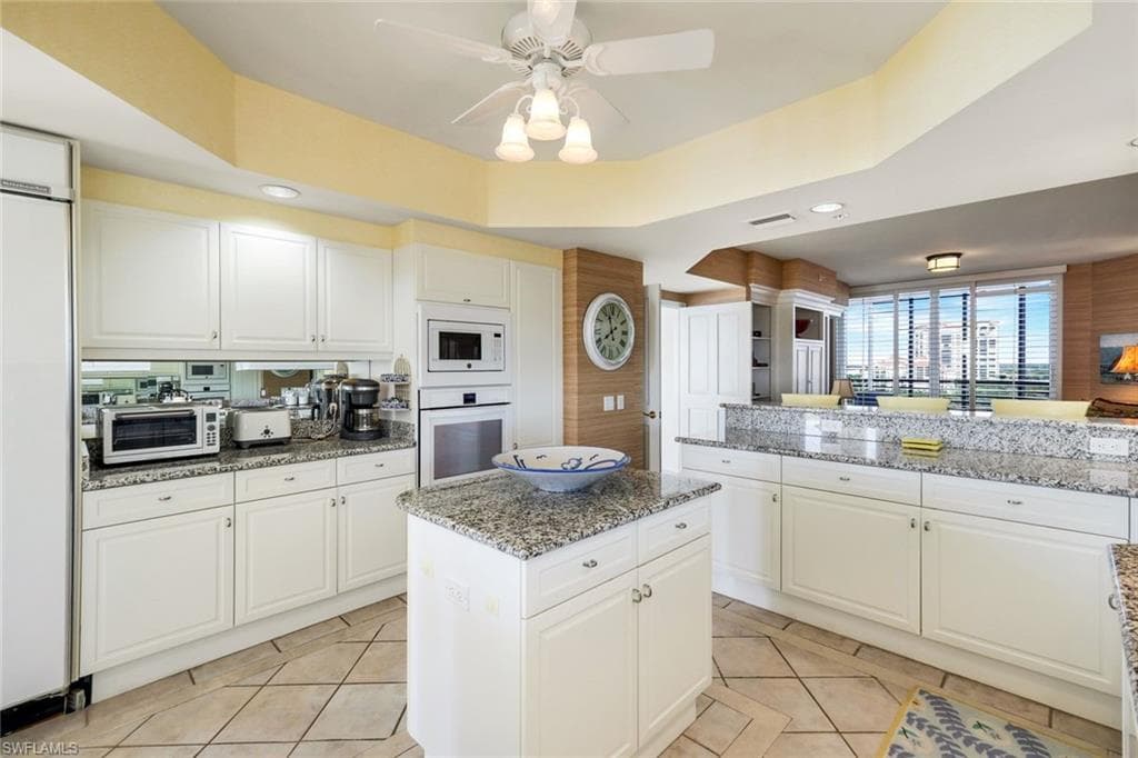 8231 Bay Colony Dr 903, Naples, FL 34108-19
